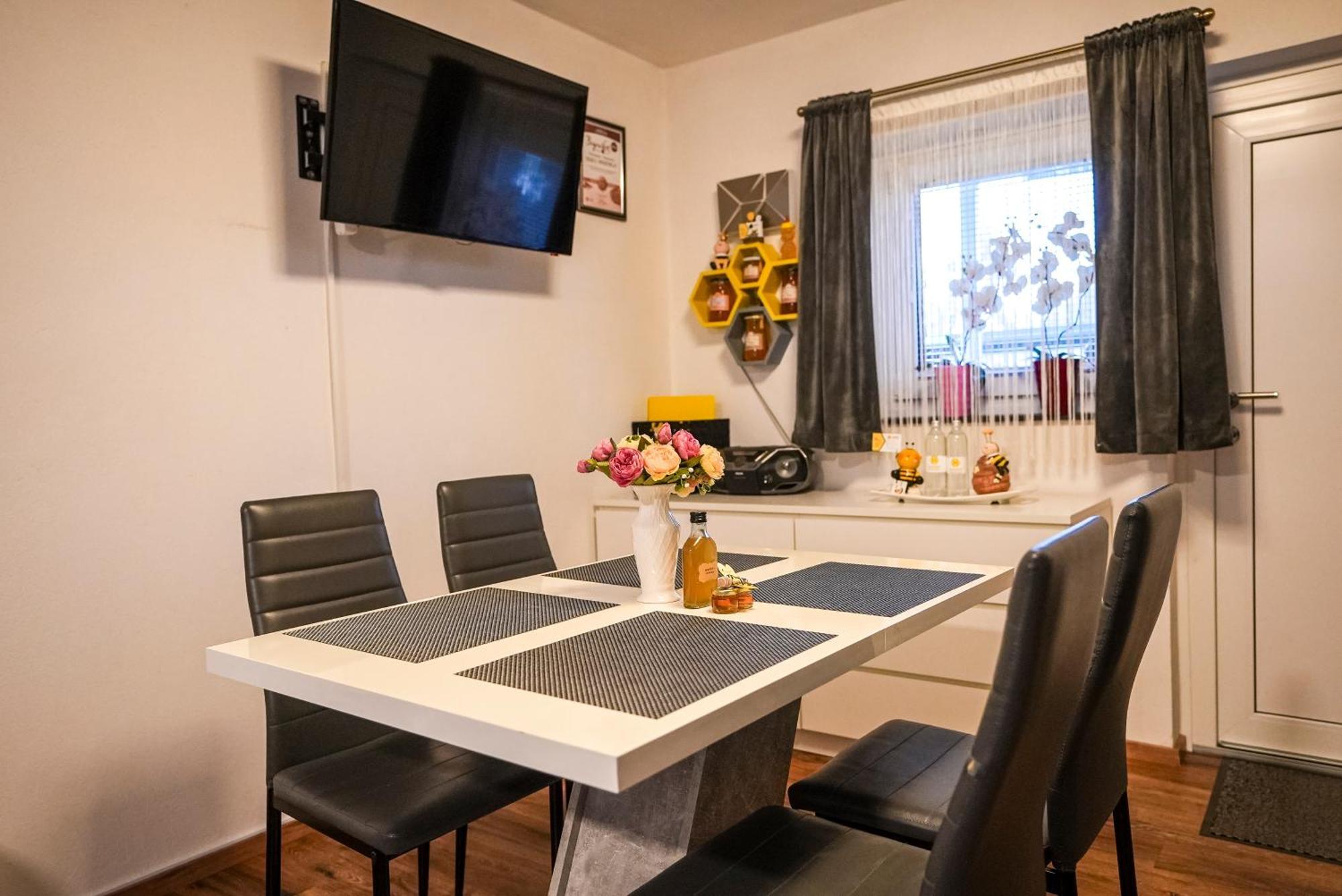 Honey Apartment Лендава Екстериор снимка